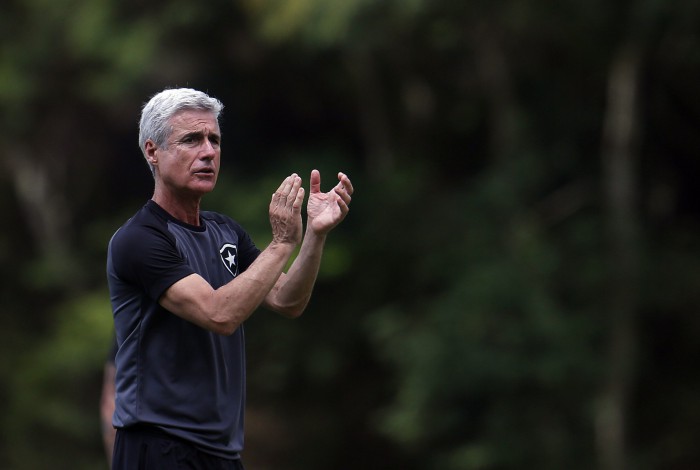 Luis Castro. Treino do Botafogo no Espaco Lonier. 05 de Abril de 2022, Rio de Janeiro, RJ, Brasil. Foto: Vitor Silva/Botafogo. 
Imagem protegida pela Lei do Direito Autoral N&ordm; 9.610, DE 19 DE FEVEREIRO DE 1998. Sendo proibido qualquer uso comercial, remunerado e manipulacao/alteracao da obra.
