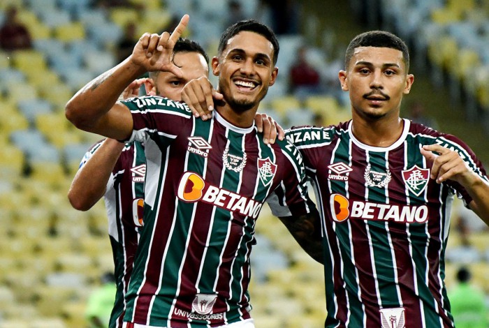 Cris Silva fazendo o L e comemorando gol ao lado de André