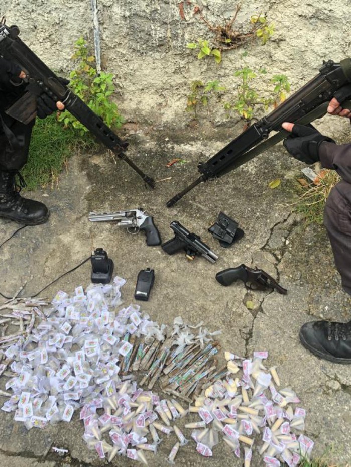 PMs apreenderam uma PT, dois trezoitão, dois radinhos e drogas