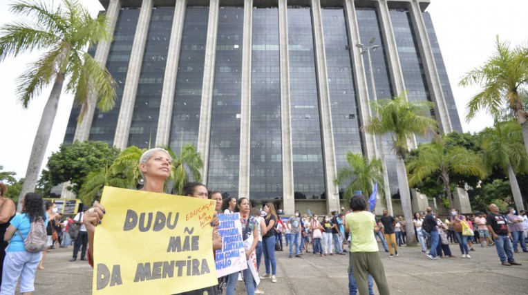 Profissionais da rede municipal de educação pedem reajuste salarial em ato  na Prefeitura do Rio | Rio de Janeiro | O Dia