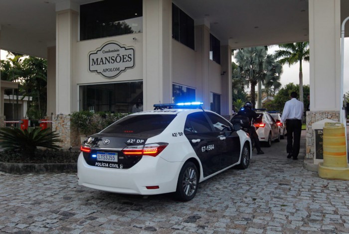 Polícia Civil também foi ao Condomínio Mansões, na Barra da Tijuca, onde o parlamentar mora