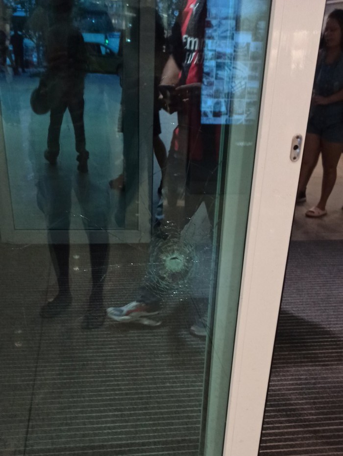 Imagem de uma das portas de sa&iacute;da para o estacionamento do Park Shopping, em Campo Grande, na Zona Oeste com marca de tiro ap&oacute;s desentendimento entre clientes