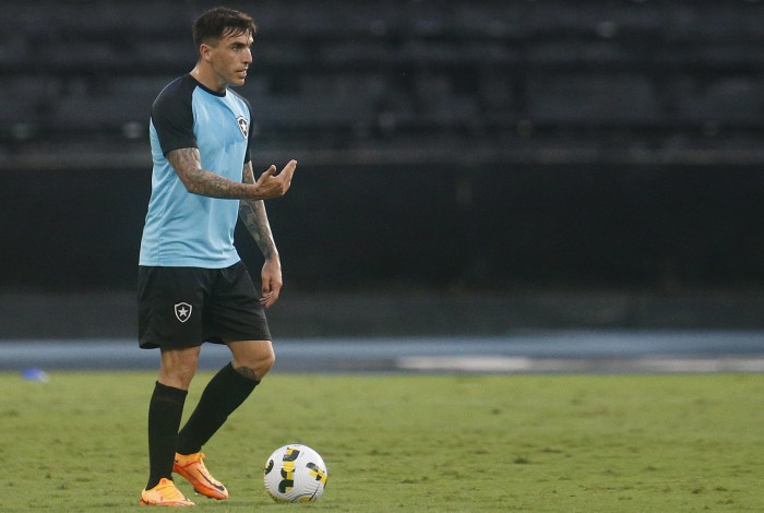 Lateral-direito Renzo Saravia em ação total no treino do Botafogo
