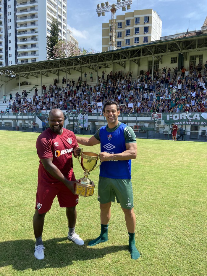 Fred e o auxiliar Marcão com o troféu do Campeonato Carioca