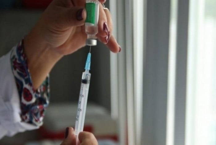 Vacina modificada da Pfizer contra variantes específicas da covid-19 é analisada na Europa
