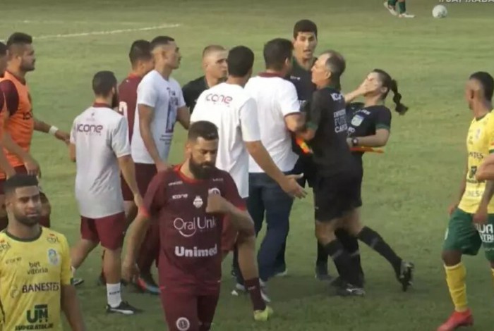 A auxiliar Marcielly Netto leva mão à boca após agressão com cabeçada do técnico Rafael Soriano, ex-Desportiva, em partida pelo Campeonato Capixaba