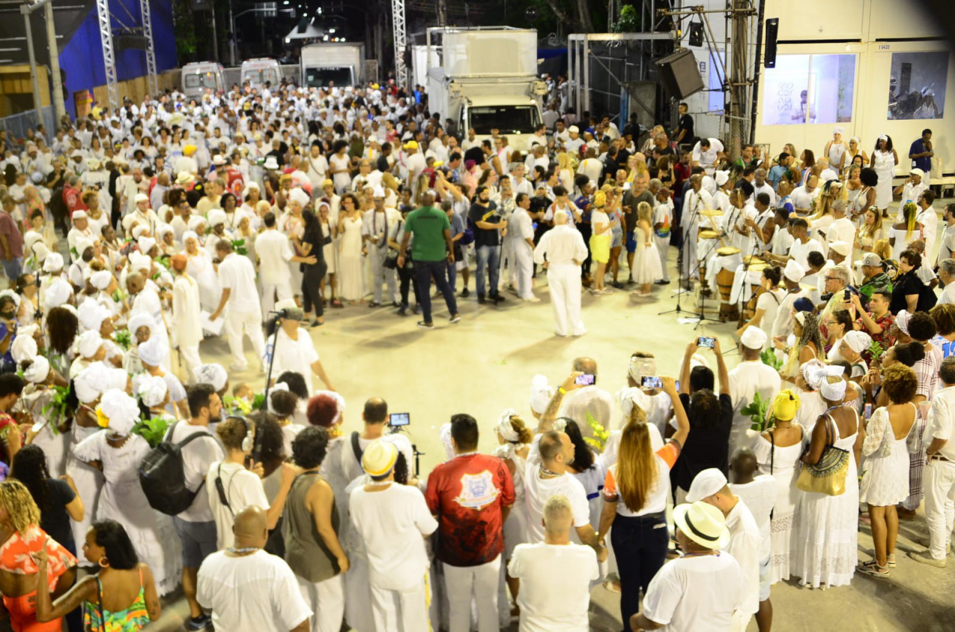 Marquês de Sapucaí recebe cerimônia de lavagem na noite deste domingo  - Foto: Marcelo Moura
