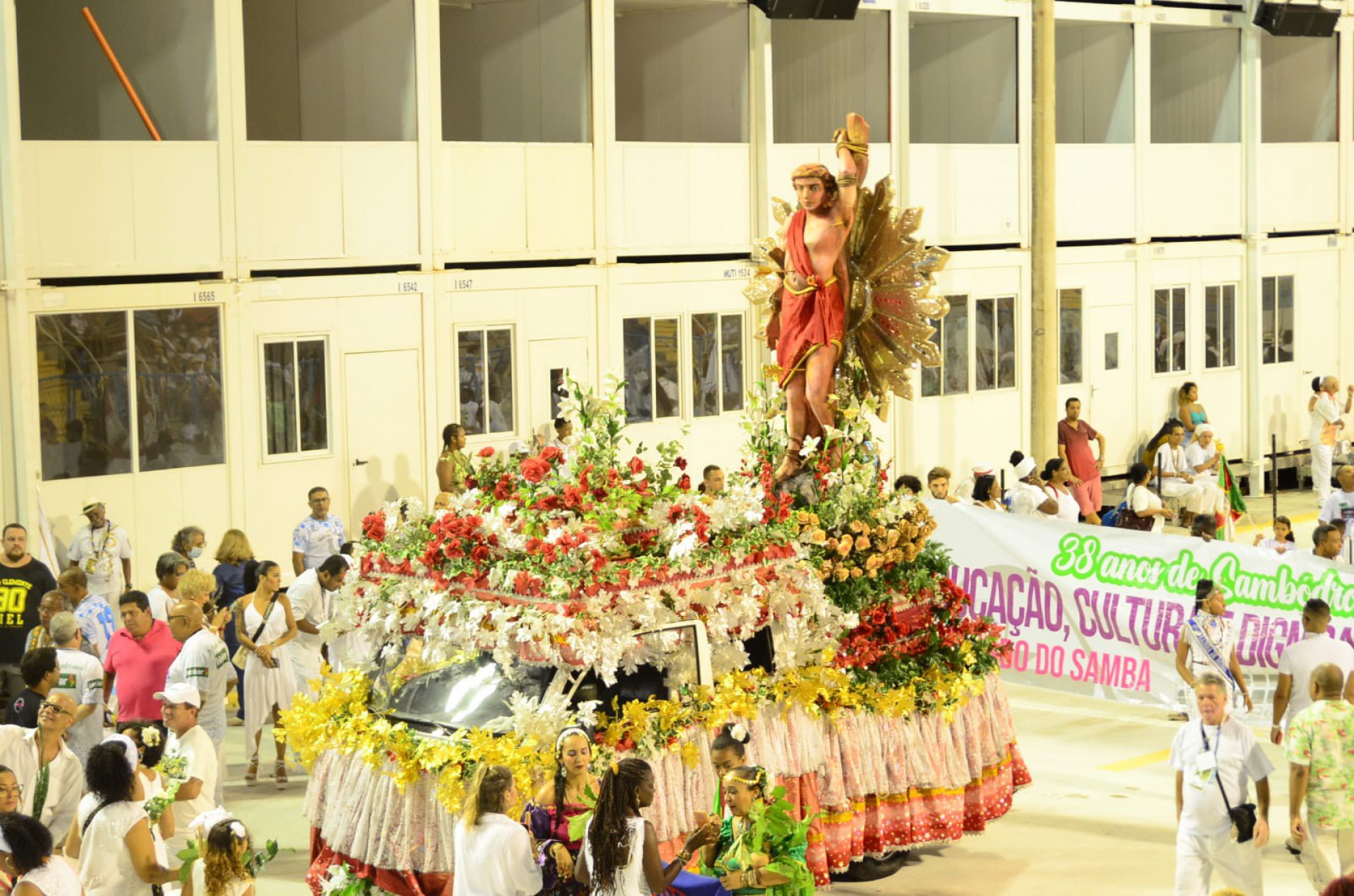 Marquês de Sapucaí recebe cerimônia de lavagem na noite deste domingo  - Foto: Marcelo Moura