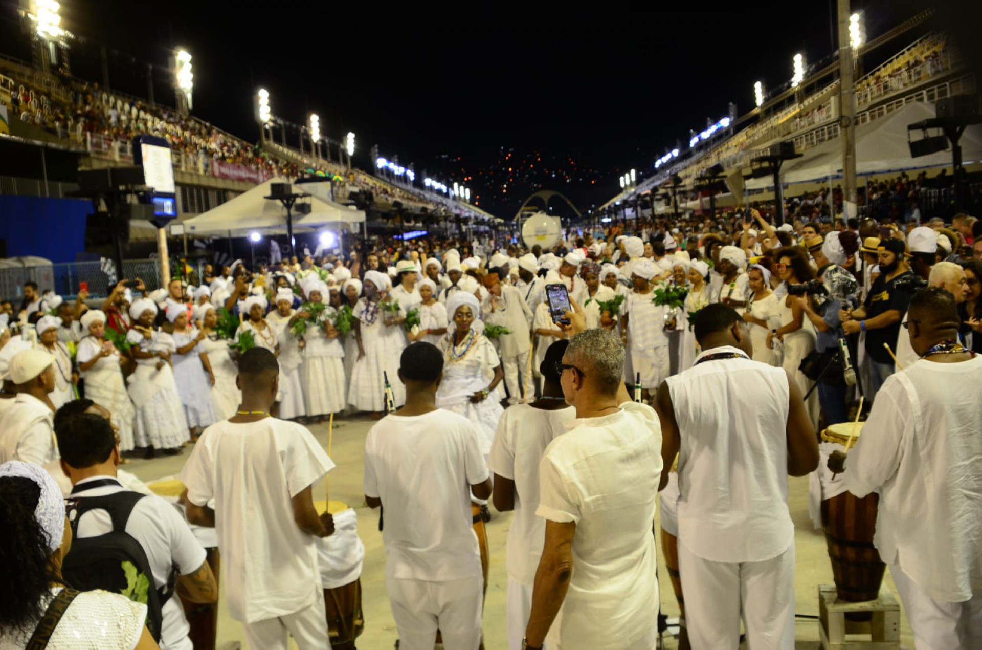 Marquês de Sapucaí recebe cerimônia de lavagem na noite deste domingo  - Foto: Marcelo Moura