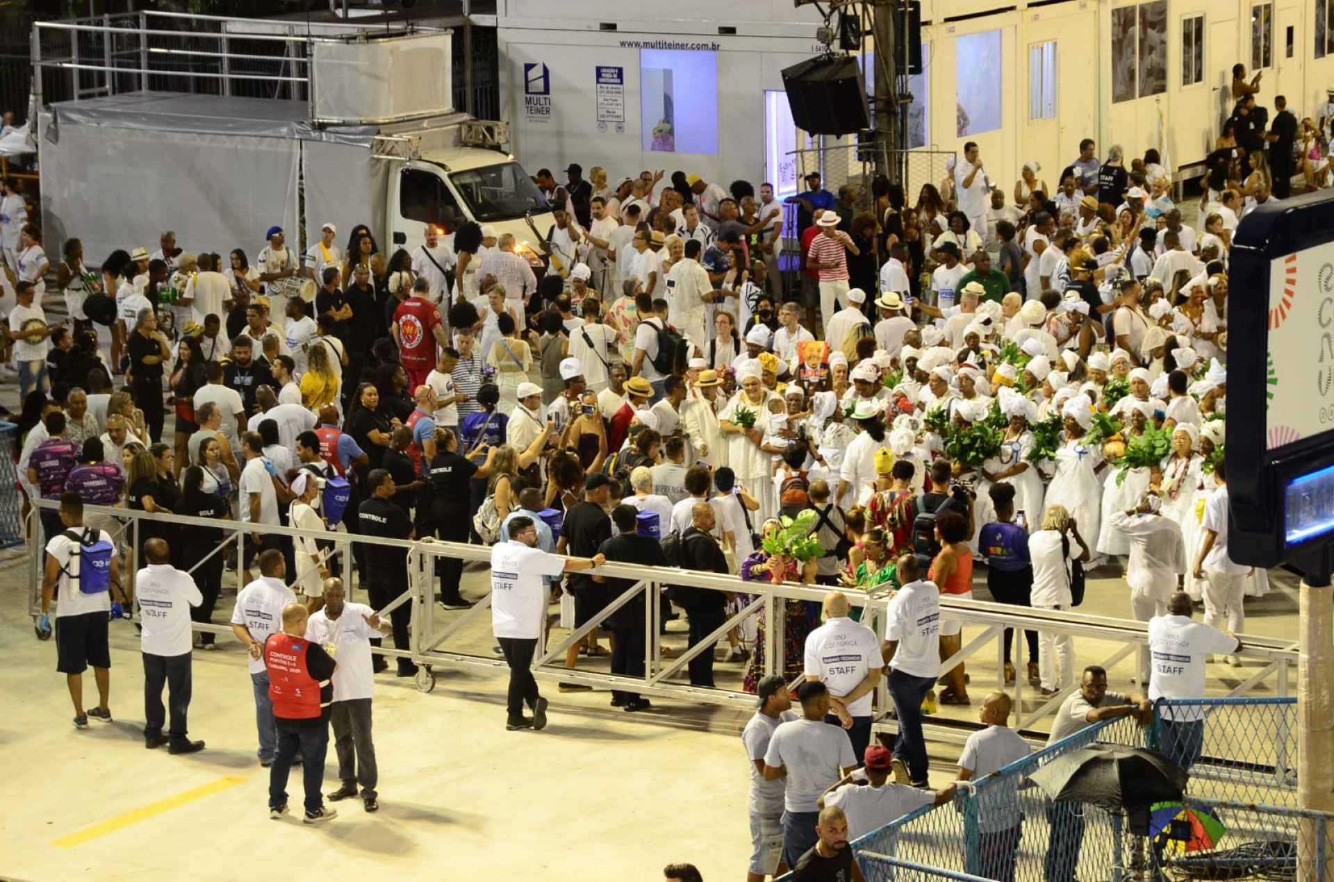 Marquês de Sapucaí recebe cerimônia de lavagem na noite deste domingo  - Foto: Marcelo Moura