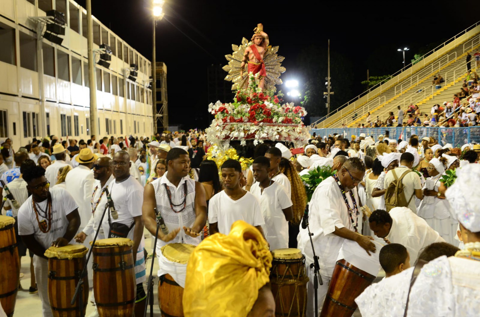 Marquês de Sapucaí recebe cerimônia de lavagem na noite deste domingo  - Foto: Marcelo Moura