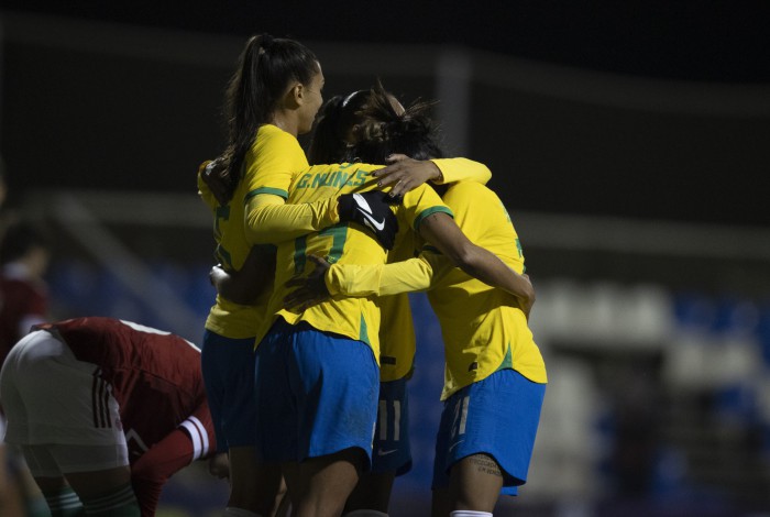 Jogadoras do Brasil celebram um dos gols de Gabi Nunes na vitória sobre a Hungria