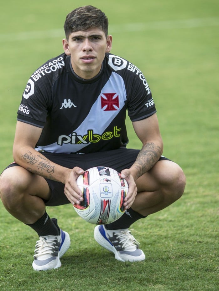 Carlitos Palacios posa para fotos no CT Moacyr Barbosa na Cidade de Deus em 07 de abril de 2022, v&eacute;spera do jogo com o Vila Nova pela estreia da serie B. Foto: Daniel RAMALHO/VASCO