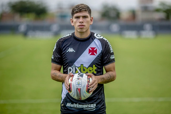 Carlos Palacios &eacute; regularizado no BID e j&aacute; est&aacute; a disposi&ccedil;&atilde;o do t&eacute;cnico Z&eacute; Ricardo