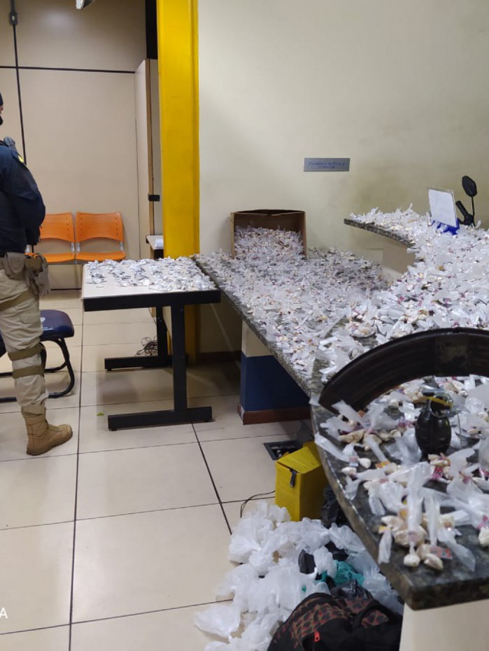 Bagulhada foi levada pra delega pelos PRF, que também acharam granada (detalhe)