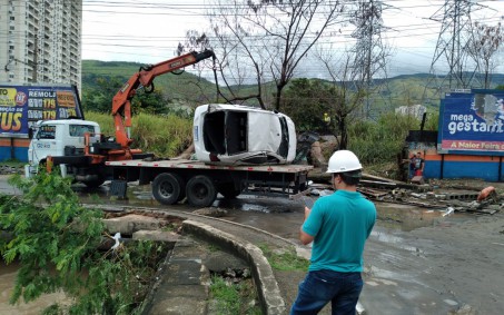Concessionária presta apoio em limpeza das ruas em Nova Iguaçu