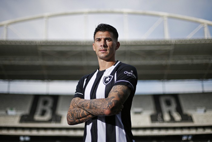 Victor Cuesta é o novo reforço do Botafogo