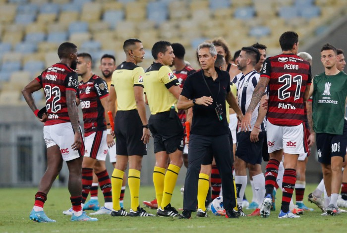 Paulo Sousa e os jogadores do Flamengo