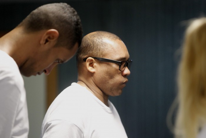 Carlos Ubiraci (de óculos) foi absolvido do homicídio e tentativa de homicídio contra Anderson