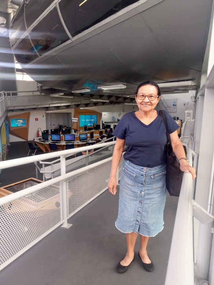 Maria dos Santos Silva, de 74 anos, mora no Complexo da Maré e é aluna da Nave do Conhecimento de Madureira