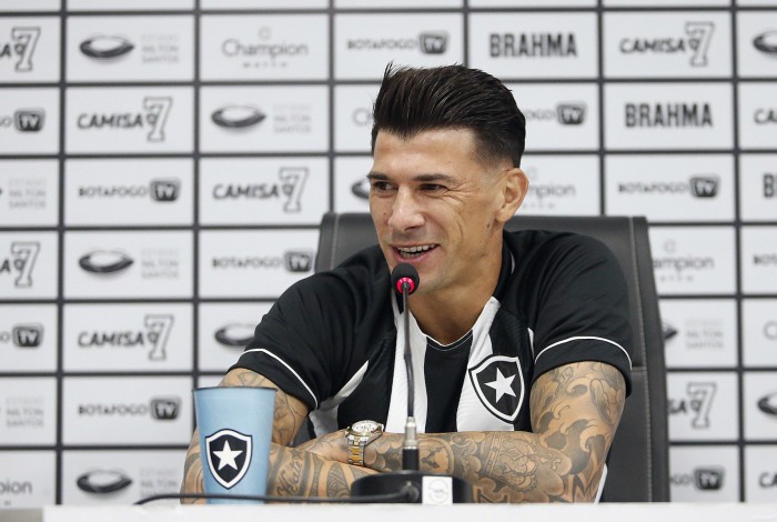 Victor Cuesta foi apresentado oficialmente como novo reforço do Botafogo