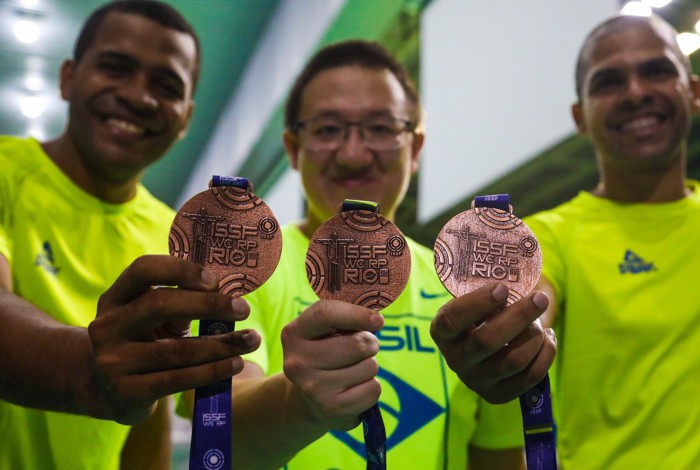 Equipe brasileira celebra o bronze conquistado na Copa do Mundo de Tiro Esportivo