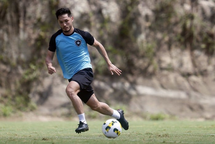 Luís Oyama no treino do Botafogo