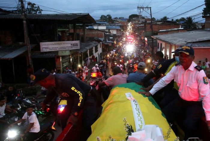 Multidão se reúne para velório de Rincón na Colômbia