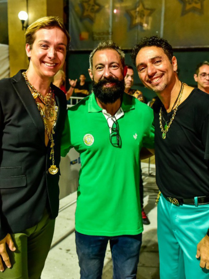 Fabio Ricardo entre os coreógrafos da comissão de frente, Saulo Finelon e Jorge Teixeira