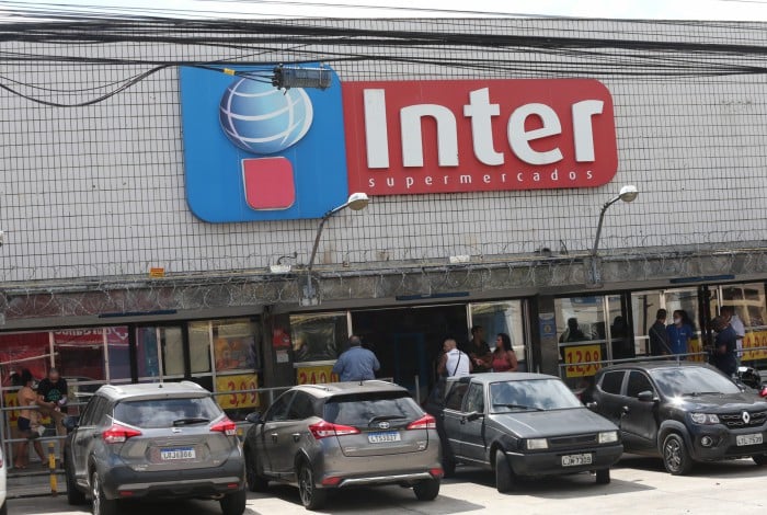 Supermercado foi invadido e saqueado, na noite deste sábado, na Estrada Adhemar Bebiano, em Inhaúma, na Zona Norte do Rio