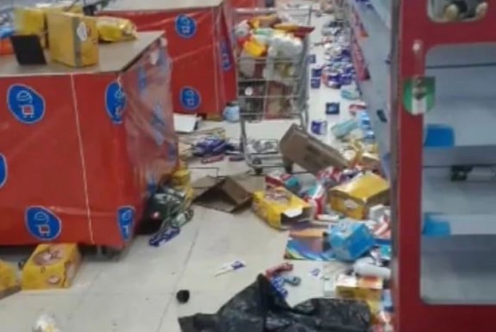 Supermercado foi invadido e saqueado em Inhaúma
