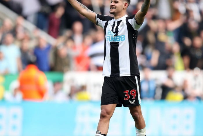 O brasileiro Bruno Guimarães fez os dois gols na vitória de virada do Newcastle contra o Leicester