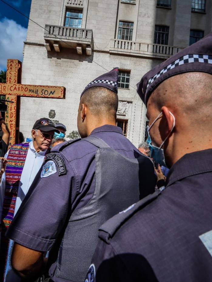Padre J&uacute;lio Lancellotti fazia prociss&atilde;o na Sexta-Feira Santa quando foi interrompido por policiais militares em SP 