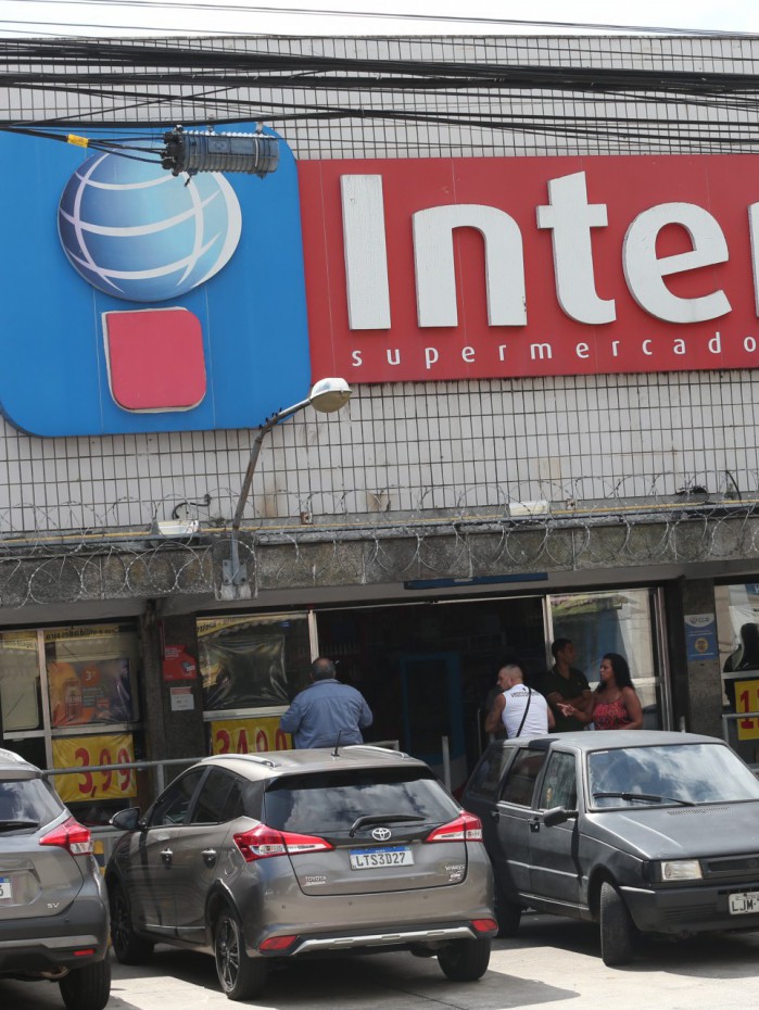 Supermercado foi invadido e saqueado, na noite deste s&aacute;bado, na Estrada Adhemar Bebiano, em Inha&uacute;ma, na Zona Norte do Rio