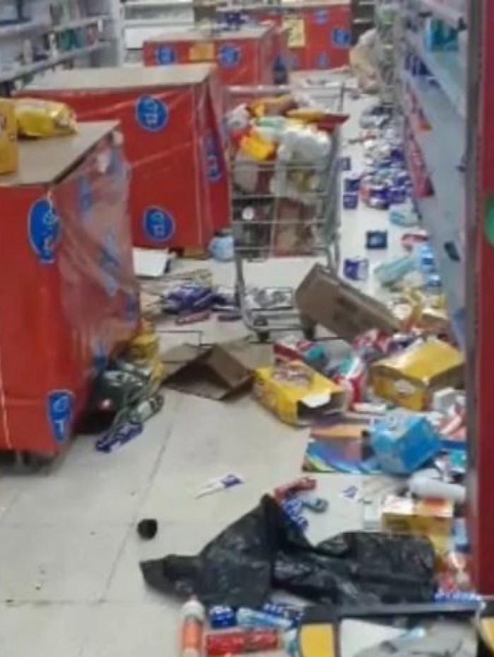Supermercado foi invadido e saqueado em Inhaúma
