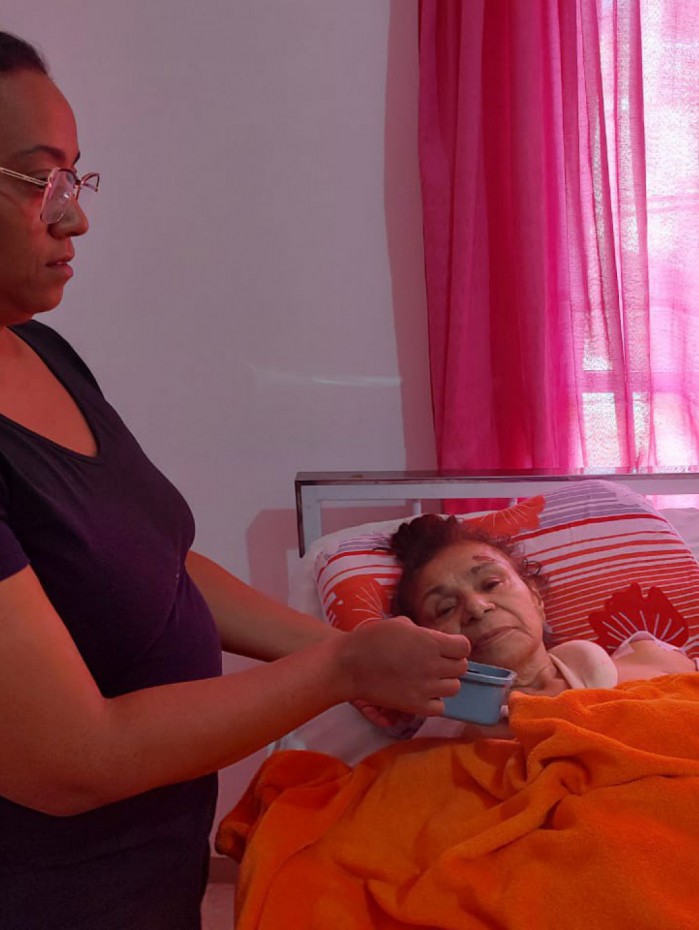 Bastante debilitada, dona Eci recorre &agrave; sua f&eacute;. 'Ela pede a ajuda de Deus o dia inteiro', contou o filho