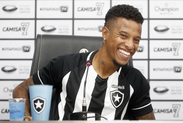 Tchê Tchê, volante do Botafogo