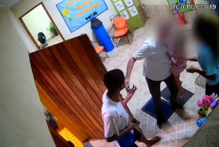 Júlio foi flagrado por câmeras de segurança enquanto roubava vítima com criança no colo