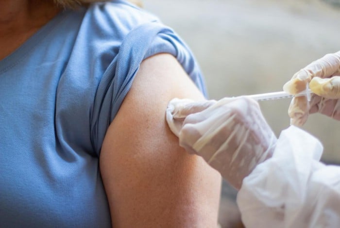 Imagem ilustrativa de uma pessoa sendo vacinada