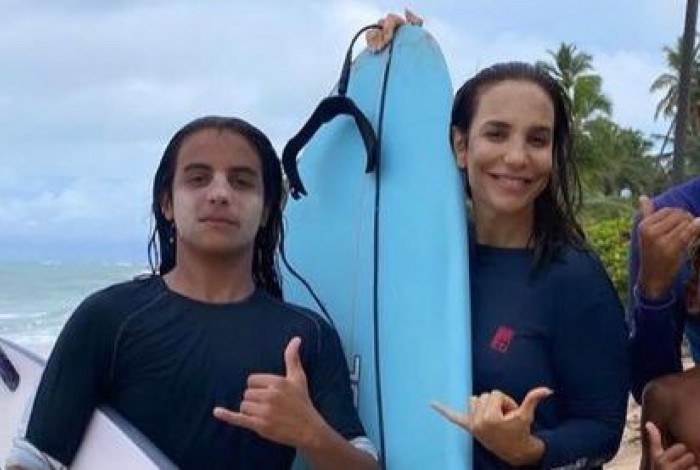 Ivete e seu filho Marcelo curtiram um dia de praia e surfe