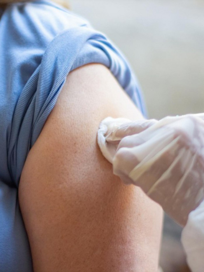 Imagem ilustrativa de uma pessoa sendo vacinada