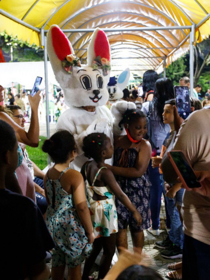 Com sorrisos, cerca de 8 mil crian&ccedil;as ganharam chocolate na Toca do Coelho
