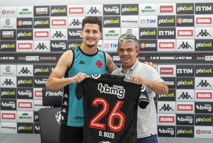 Danilo Boza ao lado do gerente de futebol do Vasco, Carlos Brazil