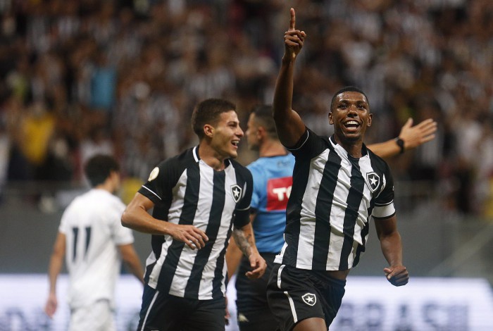Zagueiro Kanu comemora o gol do Botafogo na Copa do Brasil