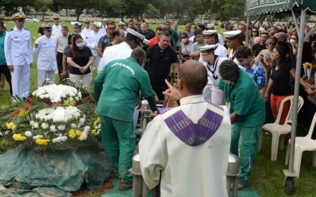 Familiares e amigos se despedem de suboficial da Marinha morto em tentativa de assalto na Zona Norte