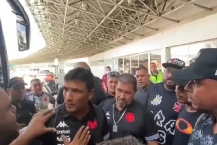 Zé Ricardo foi alvo de protestos da torcida do Vasco no embarque para Chapecó