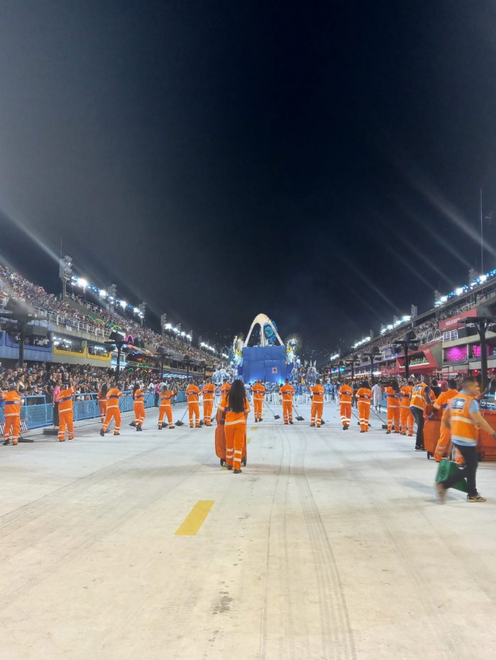 Turma boa da Comlurb deixou a Passarela do Samba nos trinques