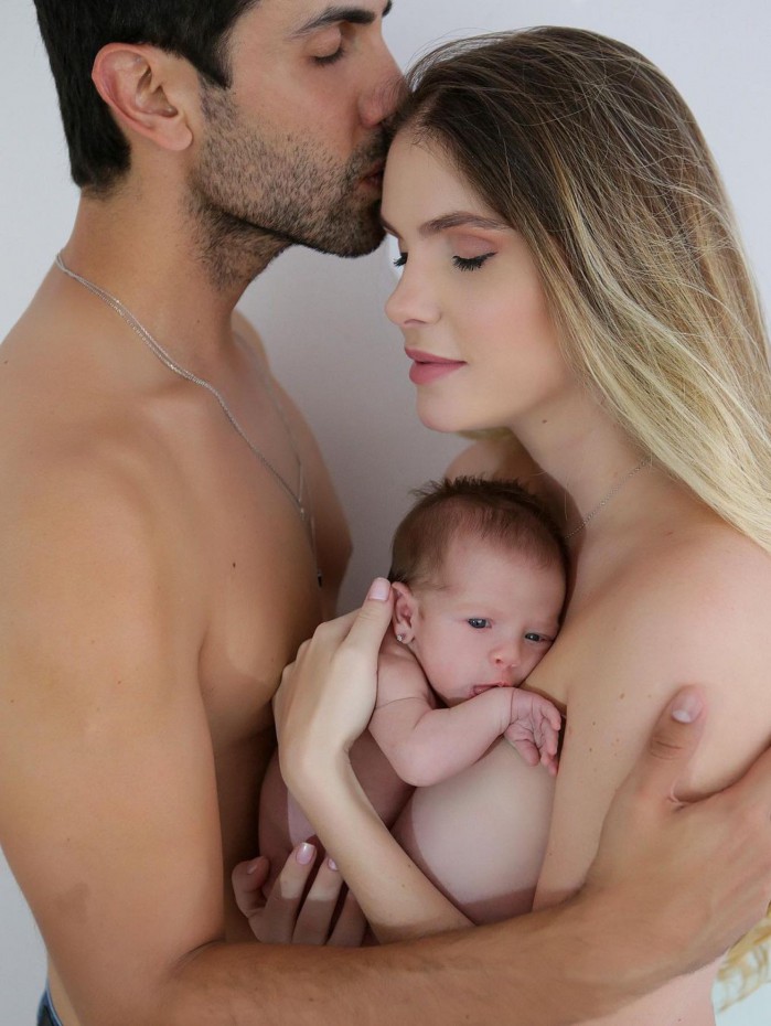 Bárbara Evans posa com o marido, Gustavo Theodoro, e a filha recém-nascida, Ayla