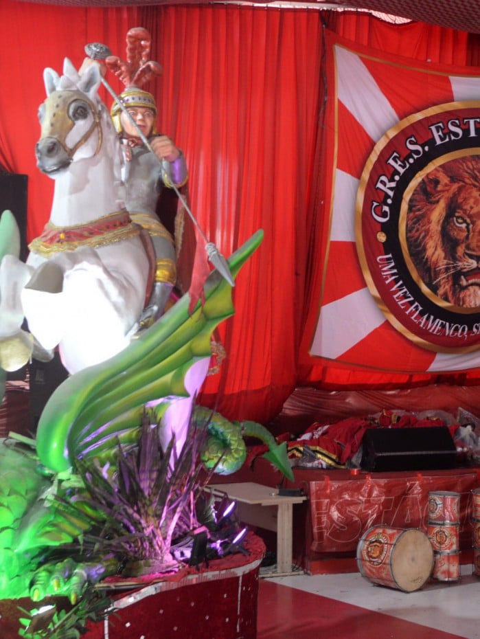 Preparativos para a missa de S&Atilde;&pound;o Jorge na quadra da Est&Atilde;&iexcl;cio de S&Atilde;&iexcl;, no bairro do St&Atilde;&iexcl;cio. 