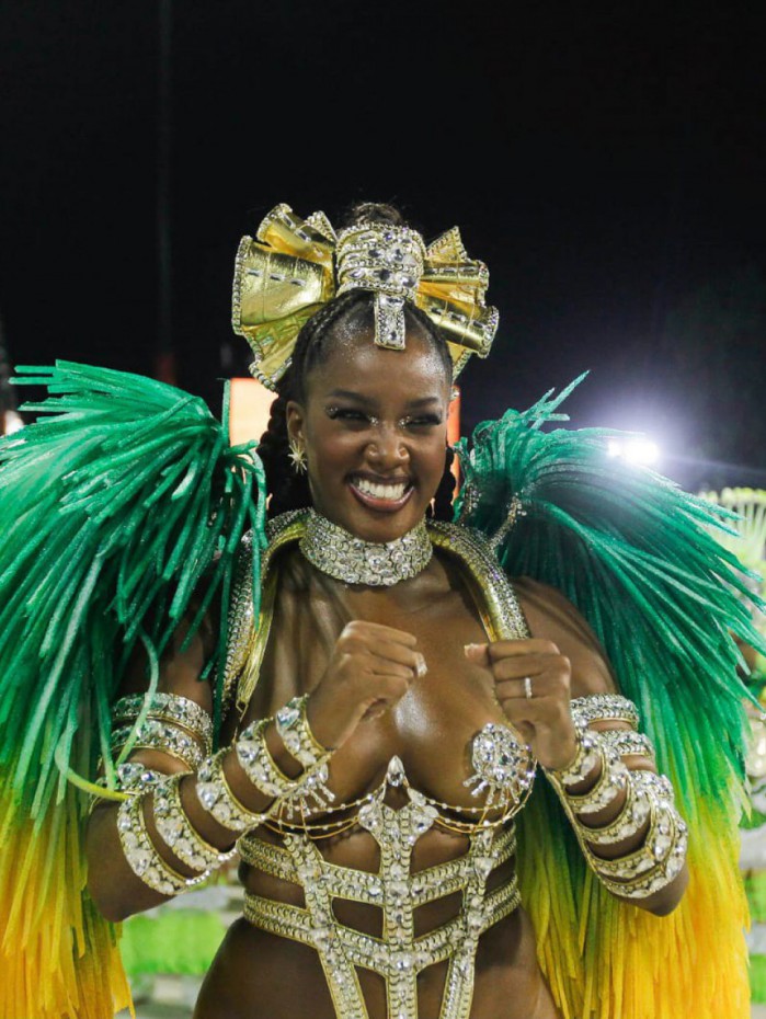 A cantora Iza desfila pela segunda vez como Rainha de bateria da Imperatriz Leopoldinense